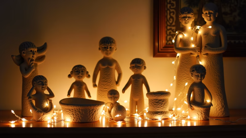 Sculptures and decorative objects wrapped in fairy lights, highlighting personality, Brazilian home Esculturas e objetos decorativos iluminados com fio de fada.