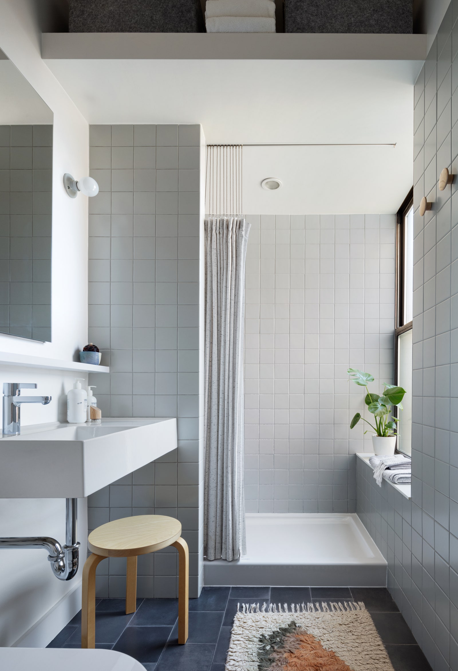 simple and small bathrooms