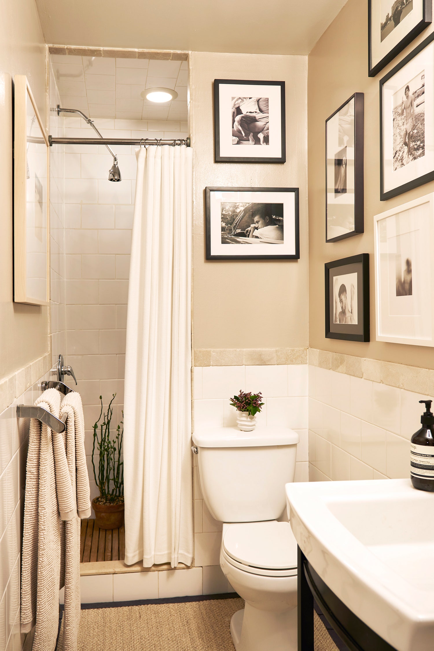 simple and small bathrooms