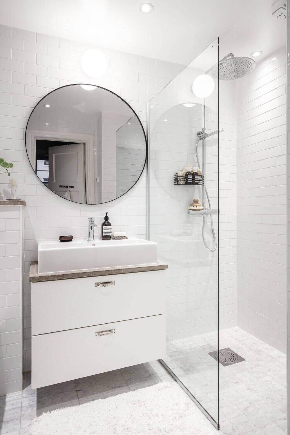 simple and small bathrooms