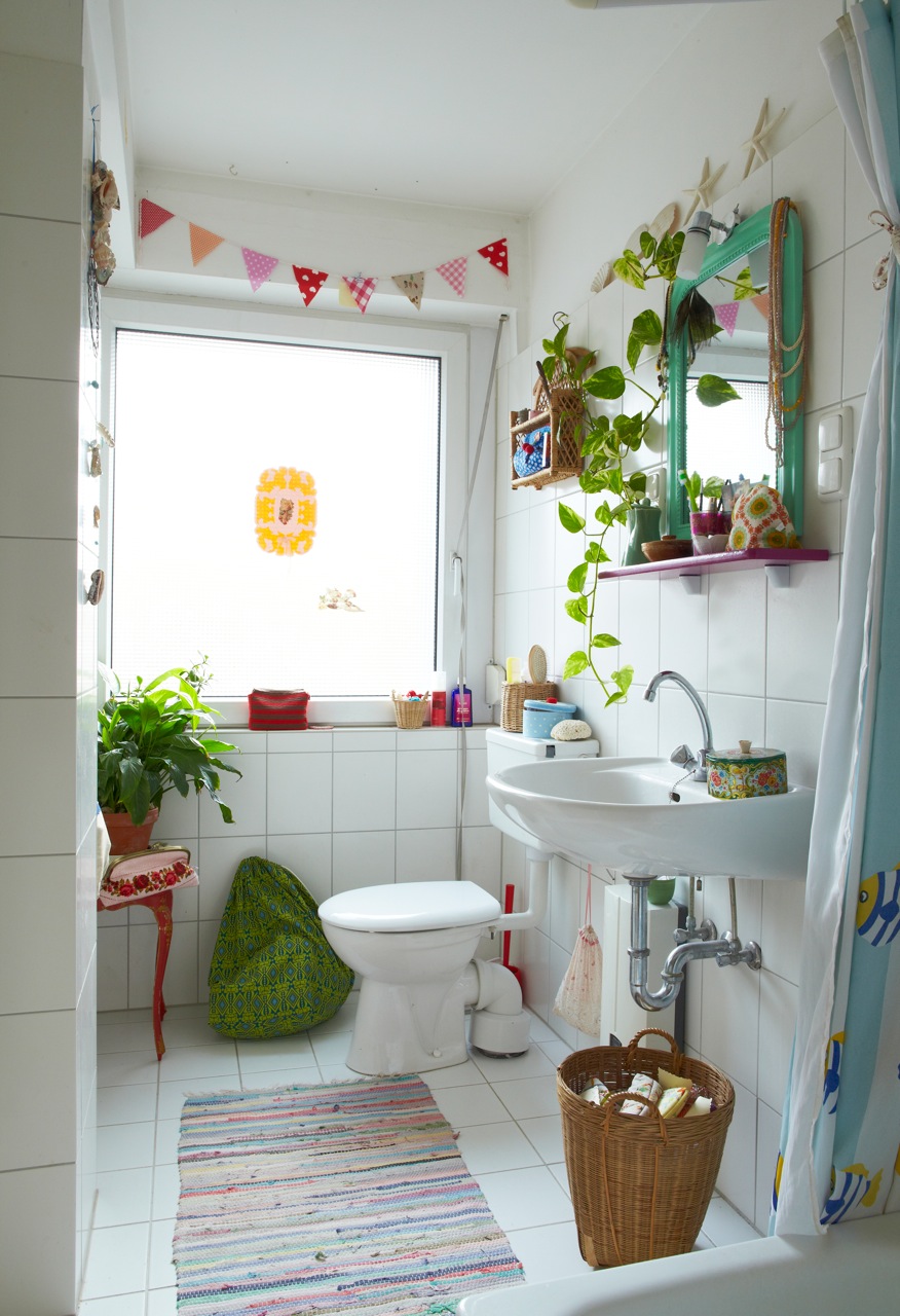 simple and small bathrooms