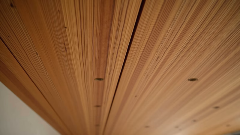 Detalhe de um forro de madeira Tauari maciço, mostrando sua textura e durabilidade.