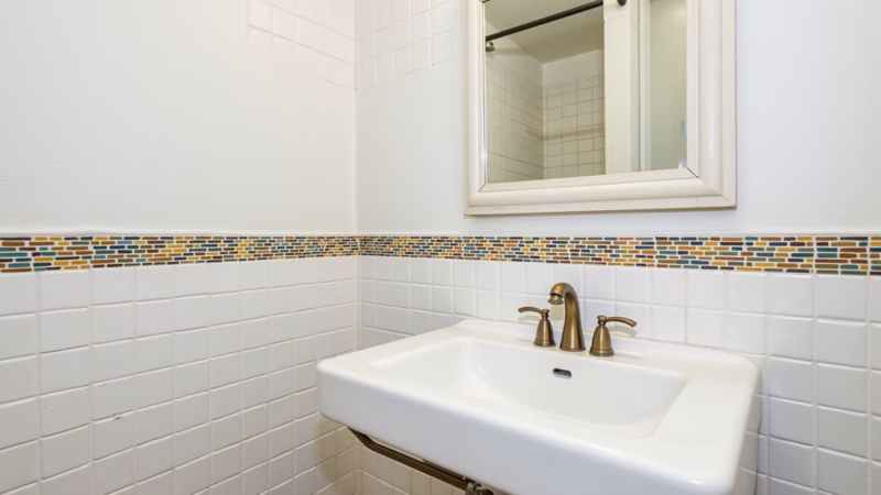 Bathroom with white subway tile, colorful grout, modern design, natural light, 8K quality, Banheiro pequeno com azulejo metrô branco e rejunte colorido.