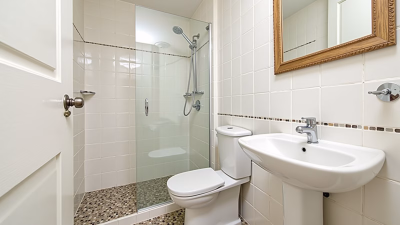 Compact bathroom, bright tiles, small tiles, charming touch, focal point, minimalist decor, 8K, Revestimentos claros e pastilhas em banheiro compacto.