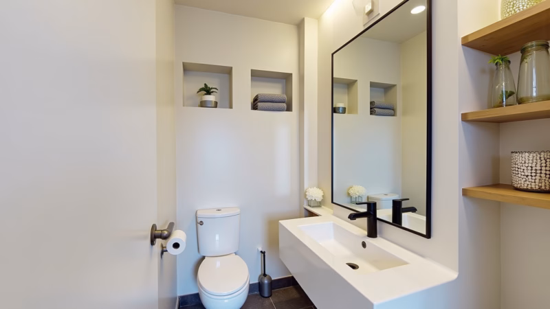 Small apartment bathroom, functional design, built-in niches, minimalist decor, natural light, 8K, Banheiro pequeno de apartamento com nichos embutidos e decoração minimalista.