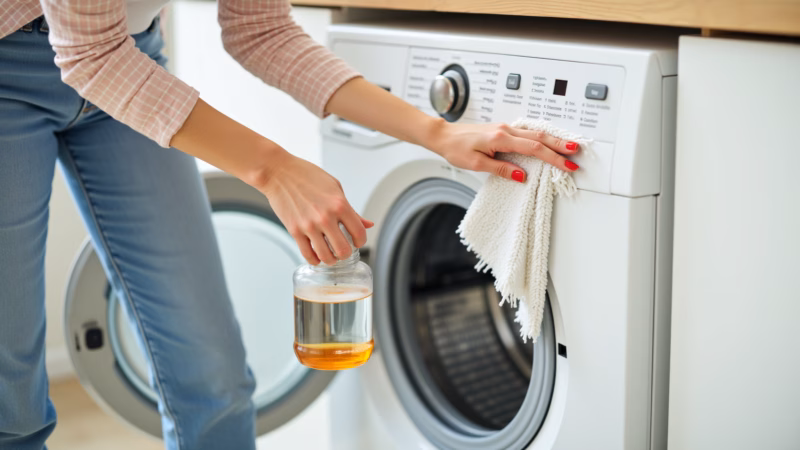 Usando água sanitária diluída na máquina de lavar.