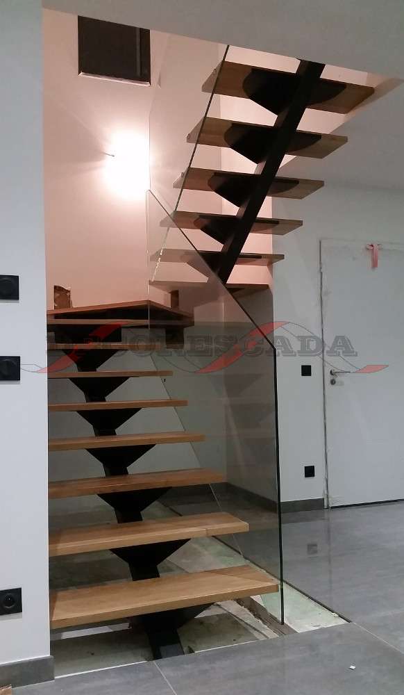 Escada Reta de Viga Central em Ferro ...