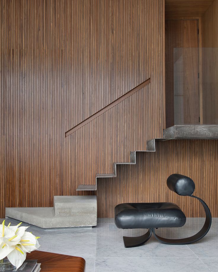 Escada com design minimalista com ...