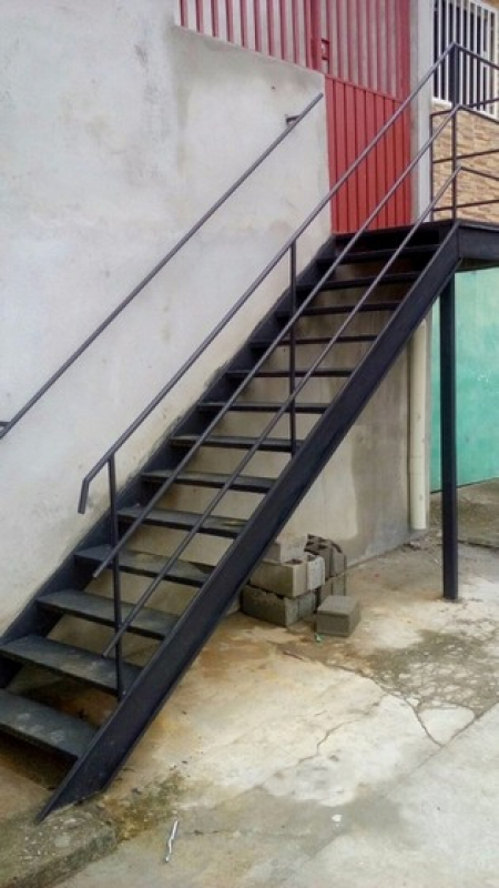 Escada Reta de Ferro - Sempre Serralheria