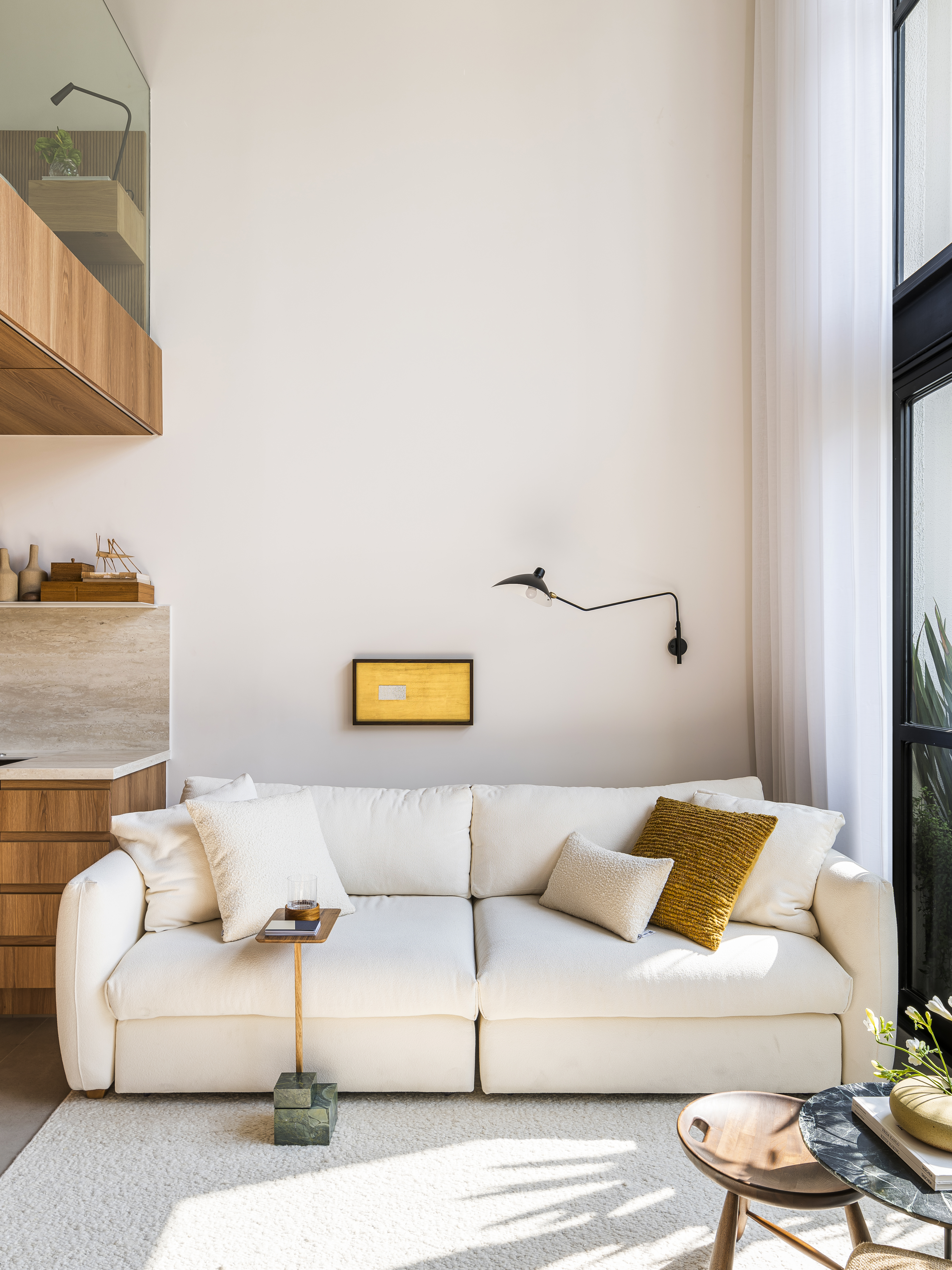 Como decorar a parede atrás do sofá ...