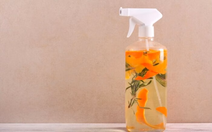 5 fórmulas caseiras para limpar sofá, fogão e o chão da casa