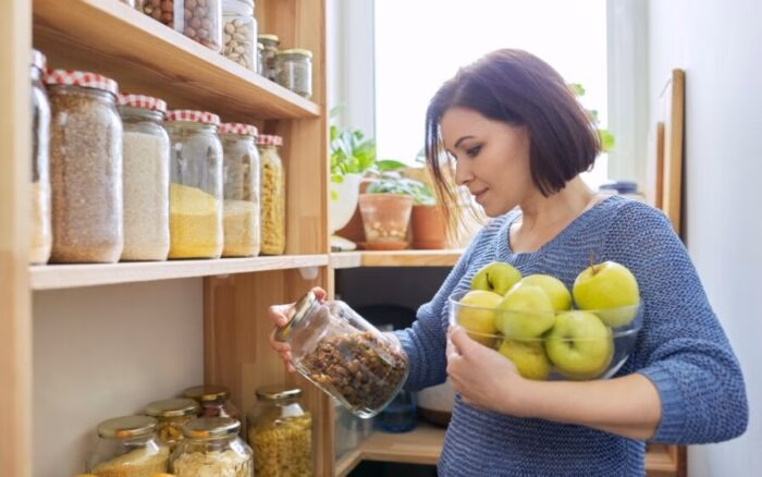 5 passos para abrir espaço na cozinha e organizar as comidas