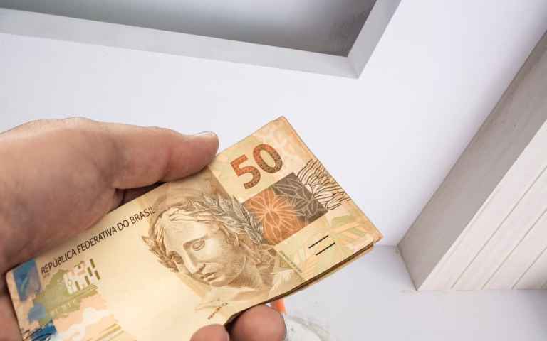 Gesso no teto fica lindo, mas quanto custa colocar? Descubra