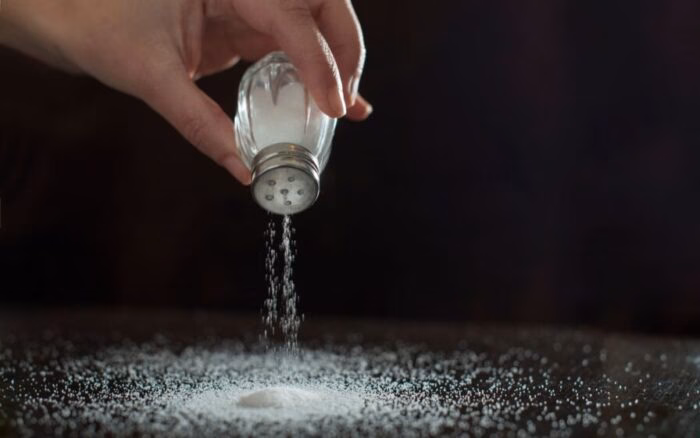 O sal foi a mais no preparo da comida? Essa fruta resolve fácil
