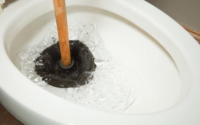 O truque do plástico filme para o entupimento do vaso
