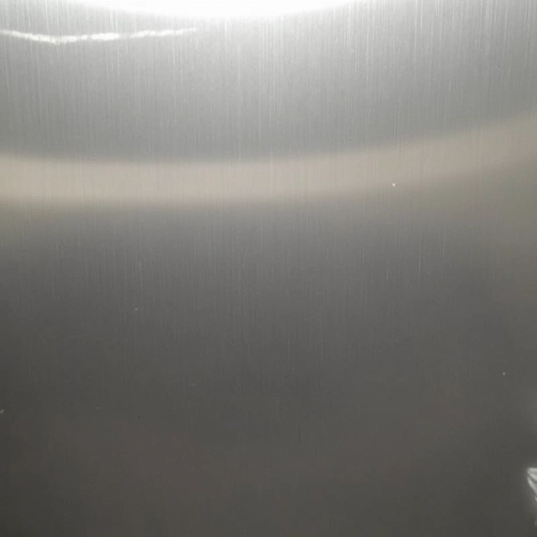 Armário de cozinha de aço bem conservado.