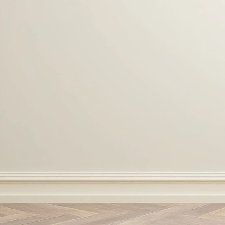 Rodapé invertido pintado em cor neutra, complementando a cor da parede.