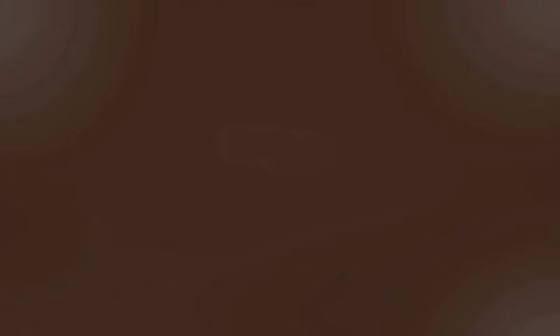 Homem polindo sapato social de couro marrom com pano macio.