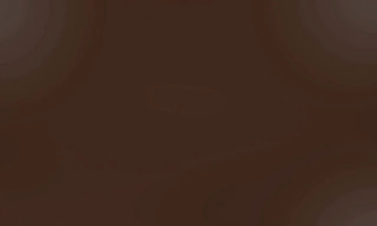 Homem polindo sapato social de couro marrom com pano macio.