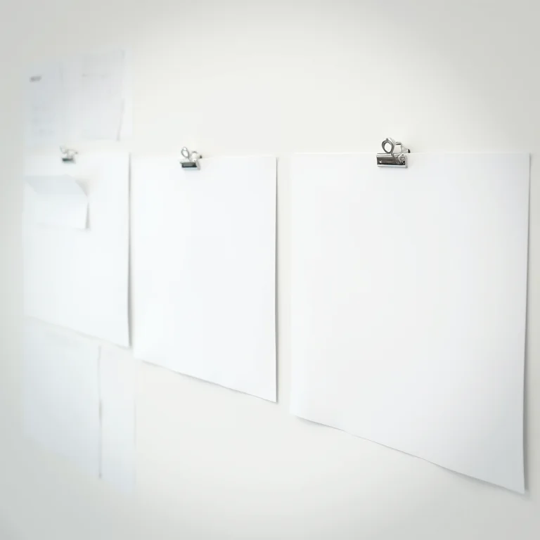 Pranchetas individuais organizando tarefas em um escritório