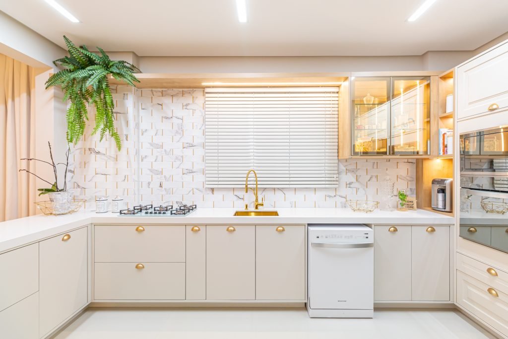 Bege Vibrante com a Energia da Madeira Natural - inspiração