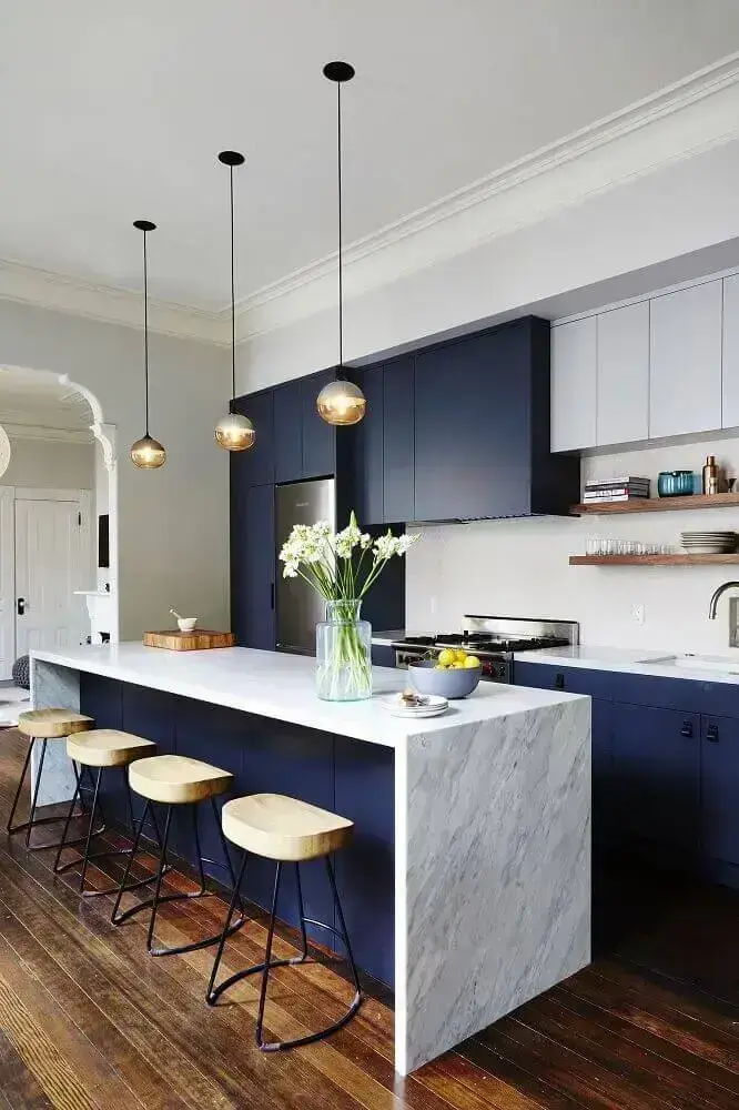 Cozinha Azul Navy com Detalhes em Corda Náutica e Cobre - inspiração