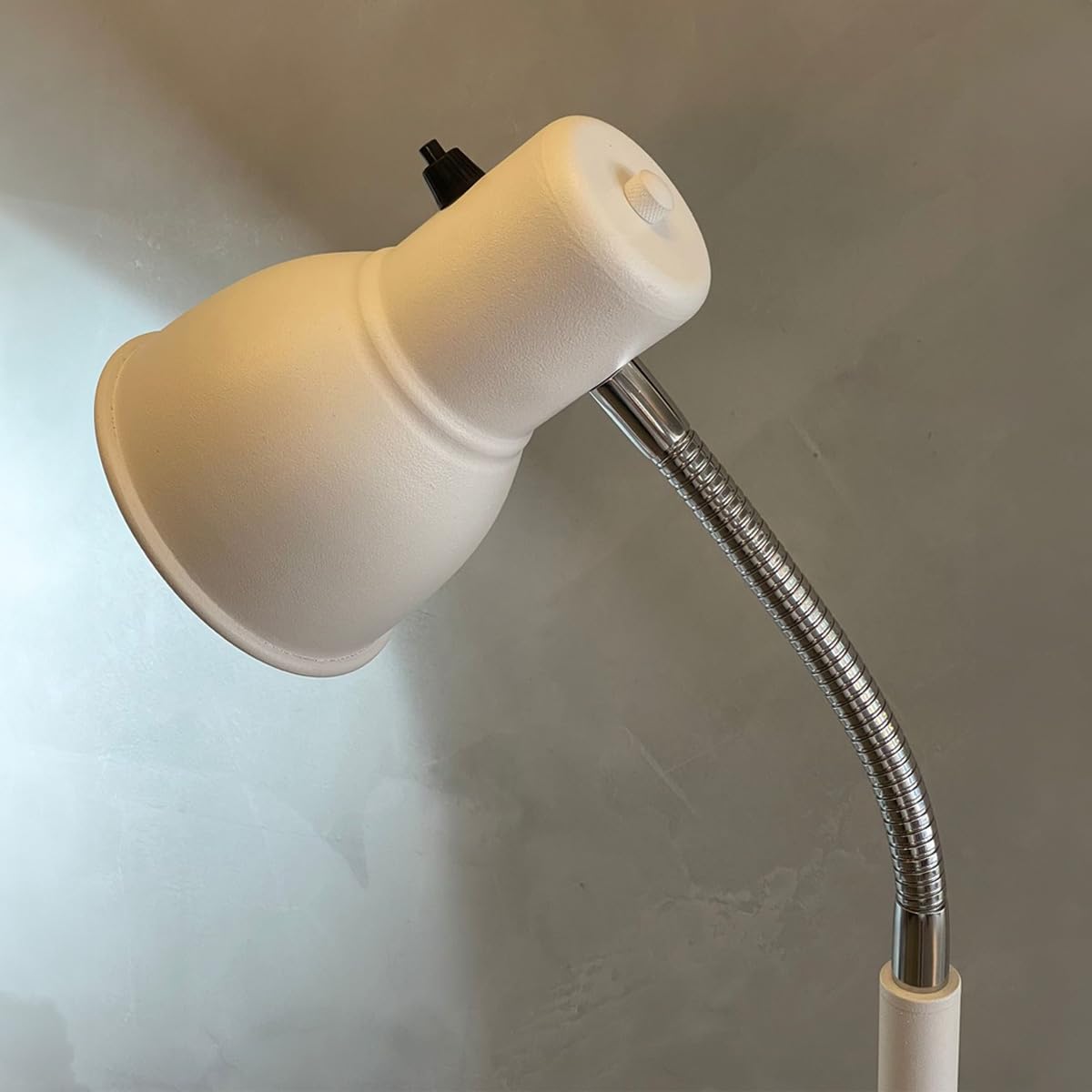 Abajur de Chão com Hastes Flexíveis: Funcionalidade e Design Inovador - detalhe