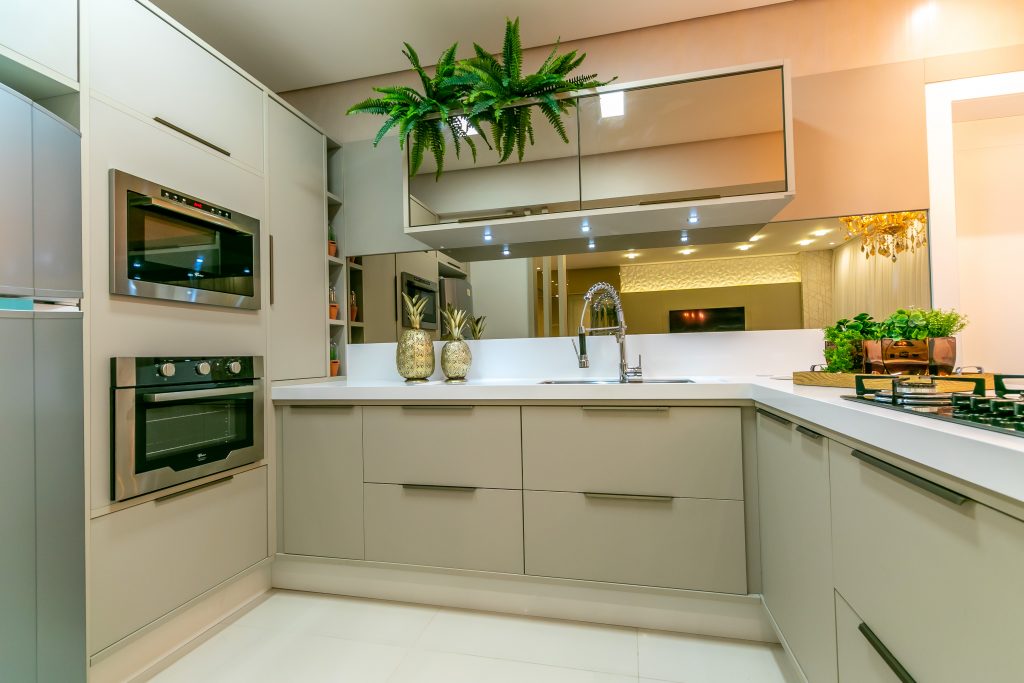 Armário de Cozinha Planejado com Acabamento Metalizado: Glamour e Sofisticação - detalhe