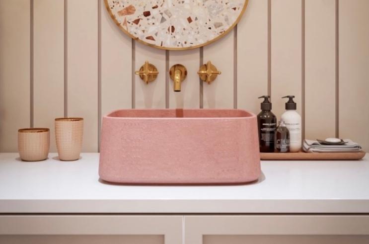 Bancada de Concreto Aparente com Cuba de Apoio Colorida: Estilo Industrial Vibrante - detalhe