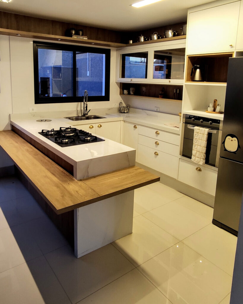 Bancada de Porcelanato com Detalhes em Madeira: Aconchego e Sofisticação - ideia