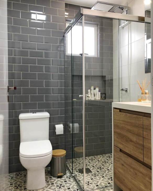 Banheiro Pequeno Decorado com Box de Canto Arredondado: Ganho de Espaço Inteligente - inspiração