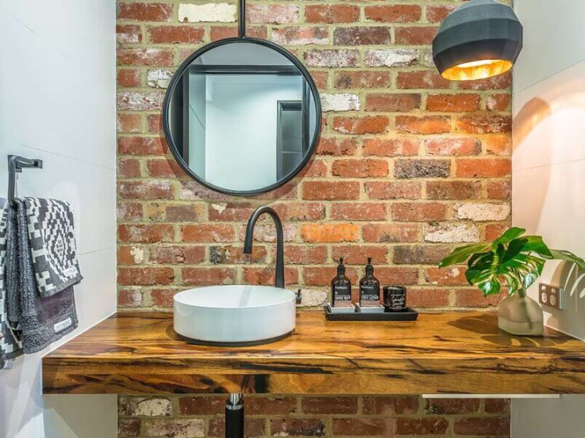 Banheiro Rústico com Espelho Envelhecido: Um Charme Vintage Irresistível - inspiração