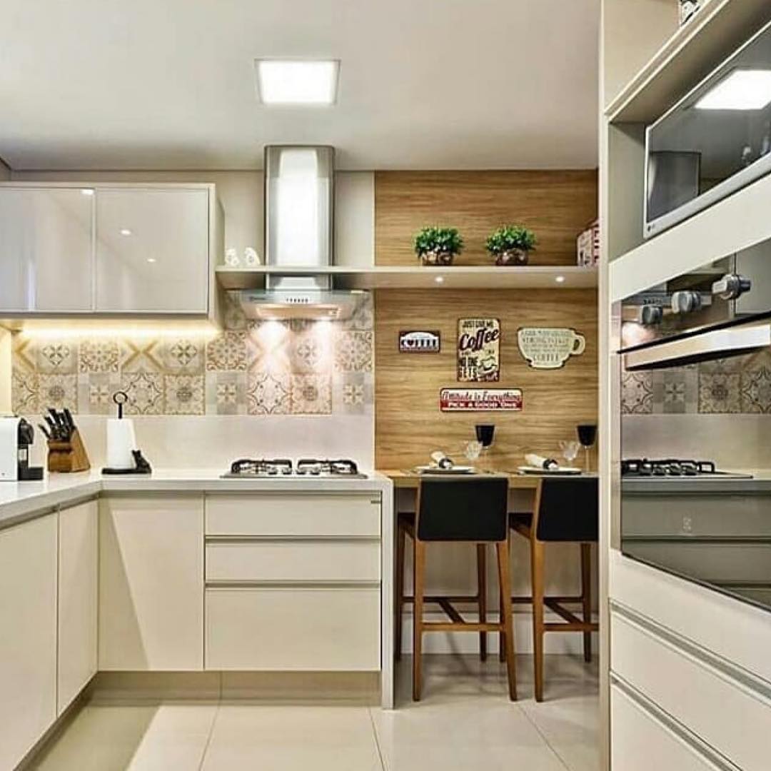 Com Piso de Madeira Espinha de Peixe e Armários Clean - ideia