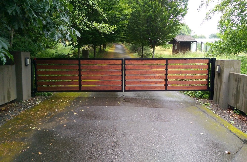 Portão Desempenado com Aplicação de Ripas de Madeira Ecológica: Sustentabilidade e Charme - ideia