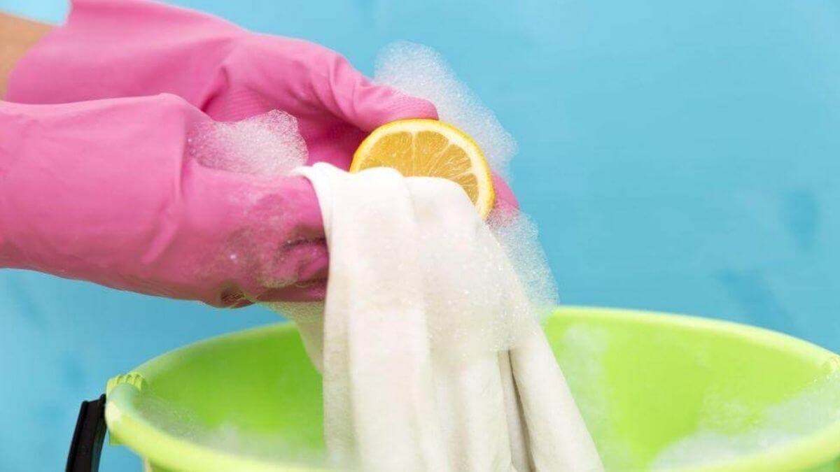 Mancha de Maquiagem Oleosa? Demaquilante é o Segredo! - detalhe