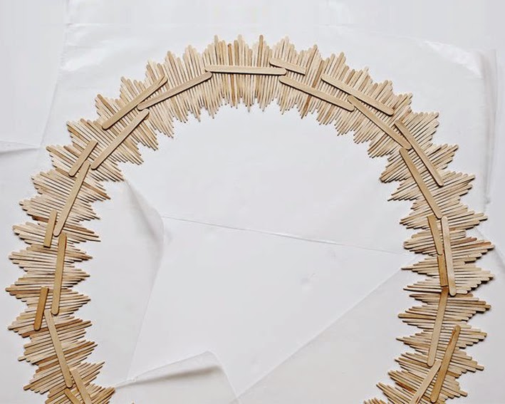 Espelho Rústico com Palitos de Picolé: Simplicidade e Charme Artesanal - detalhe