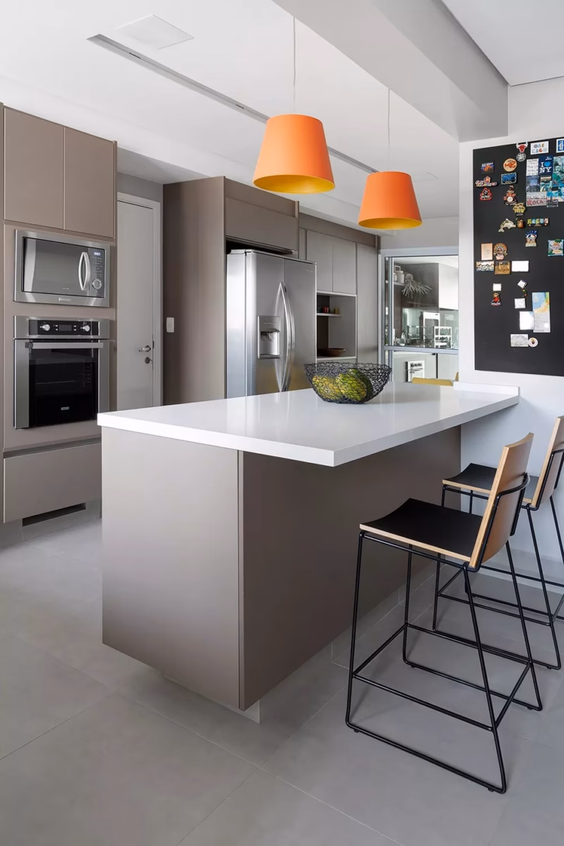 Ilha em Formato de Península com Mesa Lateral Integrada e Iluminação Pendente - detalhe