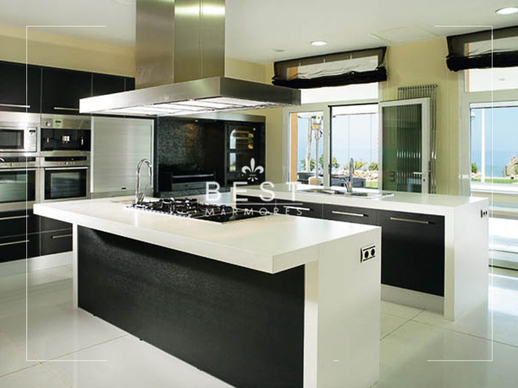 Cozinha com Ilha e Bancadas em Quartzo Branco - detalhe