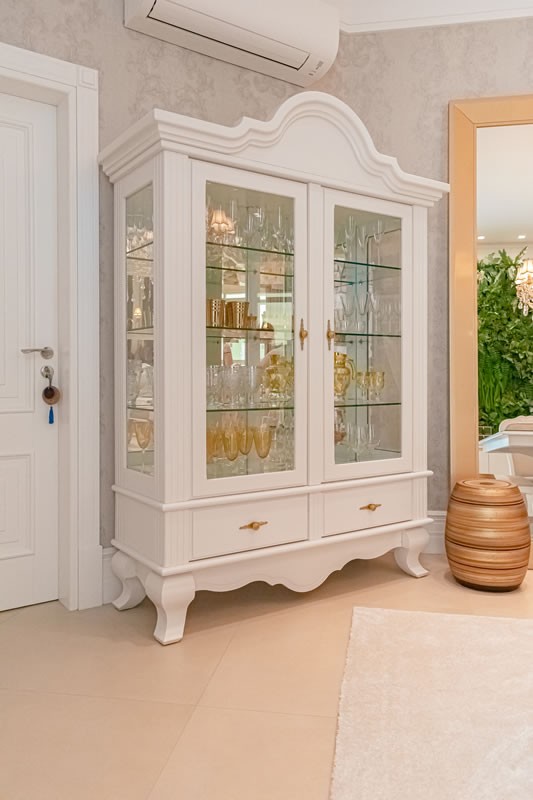 Cristaleira Laqueada com Boiseries: Um Clássico Repaginado - ideia