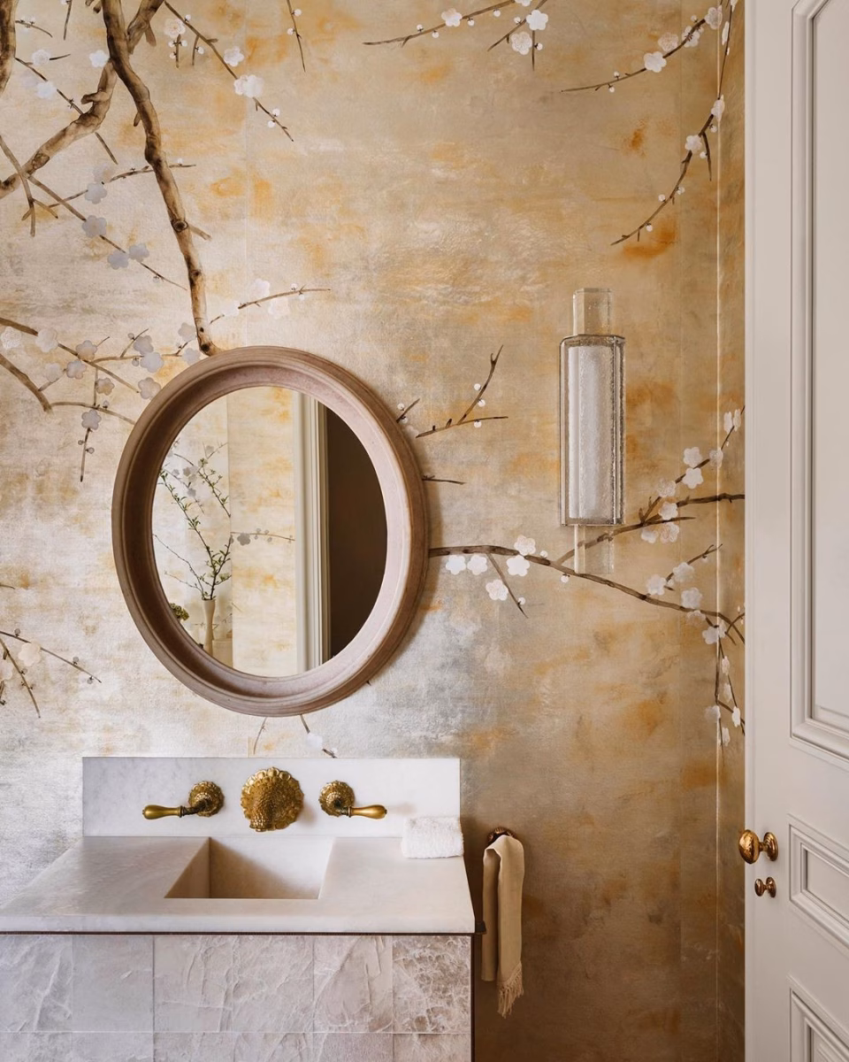 Banheiro Romântico com Papel de Parede Floral e Acessórios Dourados - ideia