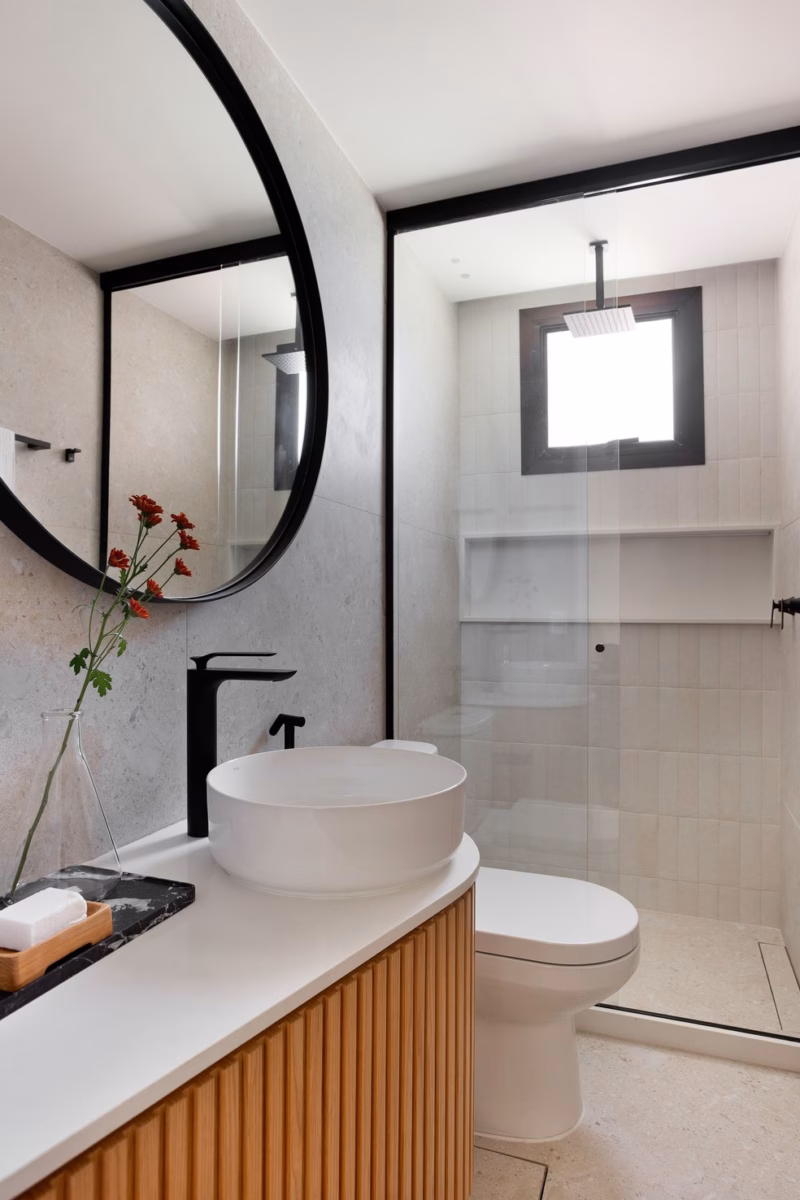 Banheiro Minimalista com Detalhes em Preto: Elegância e Sofisticação - inspiração