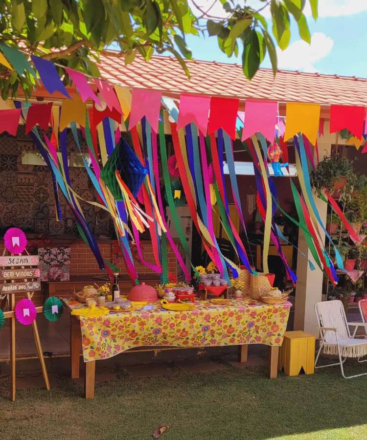 Mesa de Festa Junina Criativa: Louças Coloridas e Detalhes Temáticos - ideia