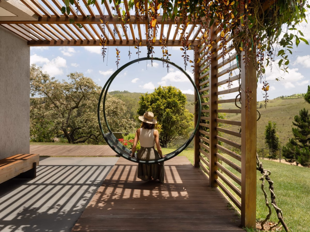 Pergolado Aromático: Uma Experiência Sensorial com Madressilva - ideia