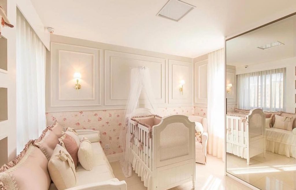 Elegância Atemporal: Quarto de Bebê Decorado com Boiseries - inspiração