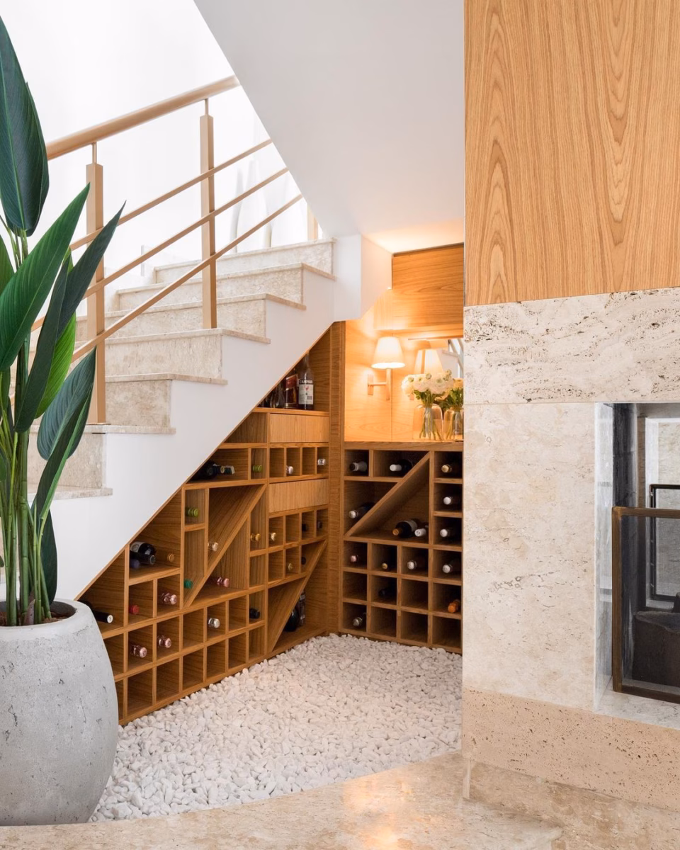 Aproveitando o Espaço: Mini Bar Sob a Escada para Receber com Estilo - ideia