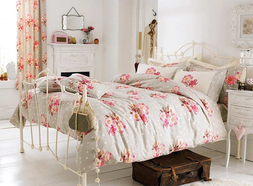 Quarto Vintage Aconchegante: Cama de Ferro e Enxoval Delicado - inspiração