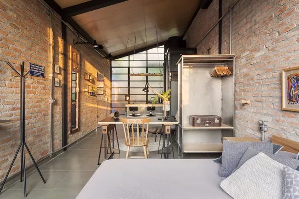 Industrial Elegante com Tubulações Expostas e Iluminação Estratégica - ideia