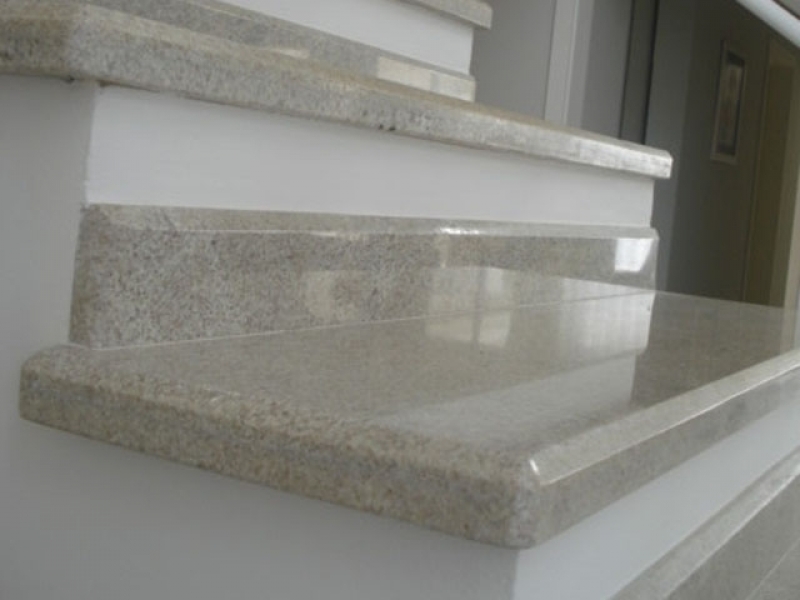 Escada Imponente com Degraus em Granito Branco Dallas e Guarda-Corpo em Vidro - ideia