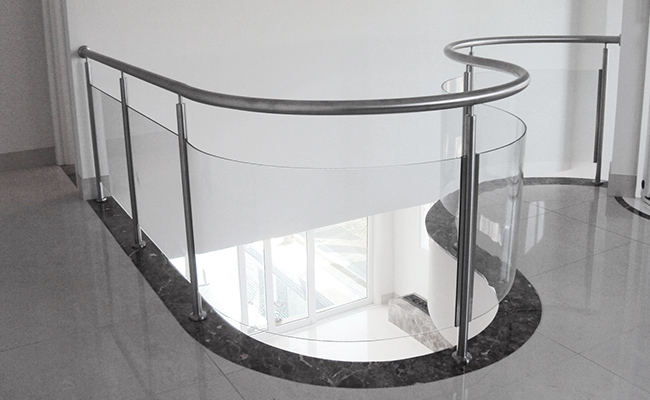 Guarda Corpo de Vidro Curvo: Uma Escultura Transparente na Arquitetura - ideia