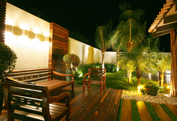 Delicadeza em Foco: Balizadores Florais para Canteiros Românticos - ideia